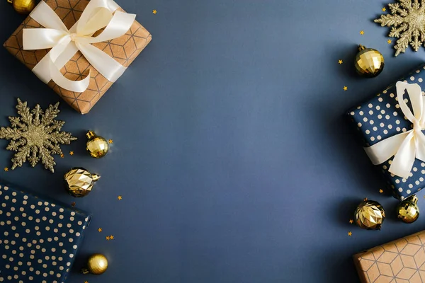 Weihnachtsrahmen Blauer Weihnachtshintergrund Mit Geschenkschachteln Goldenen Schneeflocken Und Kugeln Weihnachtsrahmen — Stockfoto