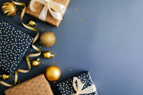 Weihnachtsblauer Hintergrund Mit Geschenkschachteln Goldkugeln Schleife Flache Lage Draufsicht Kopierraum — Stockfoto