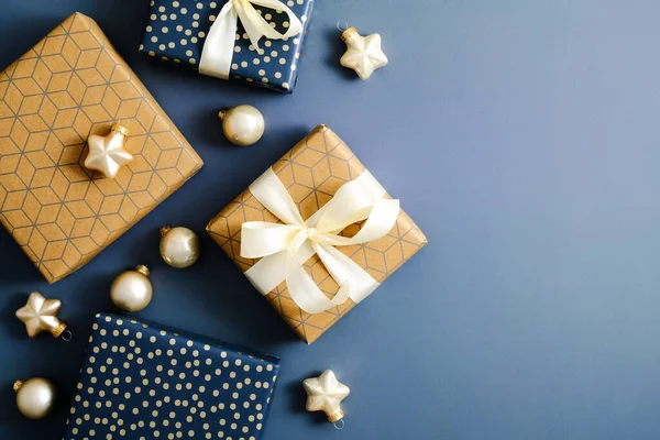 Weihnachten Flach Lag Komposition Bastelpapier Und Blaue Geschenkschachteln Auf Dunkelblauem — Stockfoto