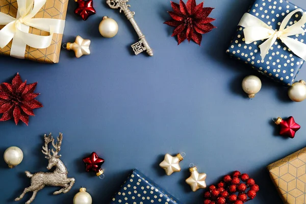 Blauer Weihnachtshintergrund Mit Geschenkboxen Festlicher Dekoration Roten Blumen Weihnachten Und — Stockfoto
