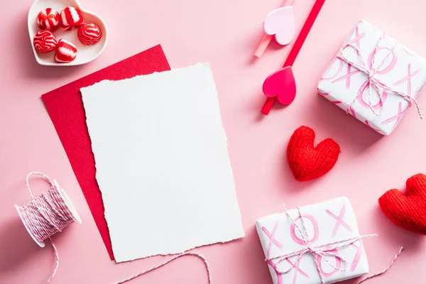 Sevgililer Günü Kompozisyonun Kutlu Olsun Aşk Mektubu Hediye Kutuları Kırmızı — Stok fotoğraf
