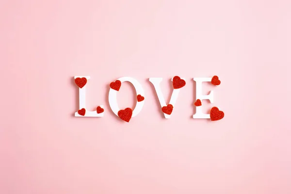 Word Love Mit Roter Herzdekoration Auf Rosa Hintergrund Happy Valentines — Stockfoto
