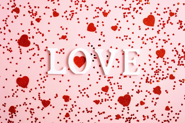 言葉ピンクの背景に愛と赤の心 ハッピーバレンタインデーのコンセプト フラットレイアウト トップビュー オーバーヘッド — ストック写真