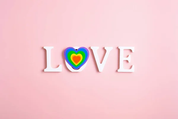 Wortliebe Mit Regenbogenherzform Auf Rosa Hintergrund Lgbt Feiern Valentinstag — Stockfoto