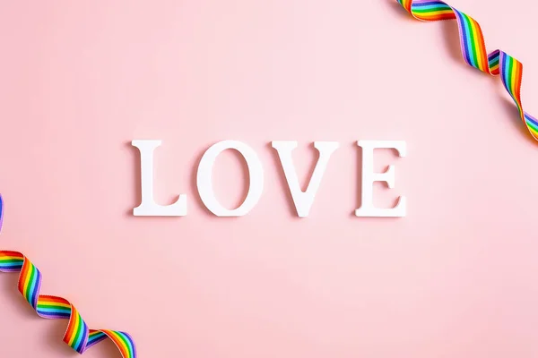 Wortliebe Und Regenbogenbänder Auf Rosa Hintergrund Homosexualität Zum Valentinstag — Stockfoto