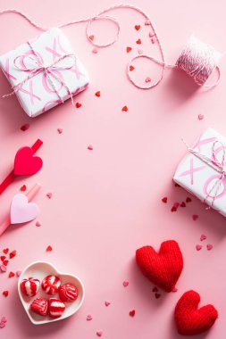 Sevgililer Günü pembe dikey arka plan hediye kutuları, kırmızı kalpler, şekerler. Sevgililer günün kutlu olsun..