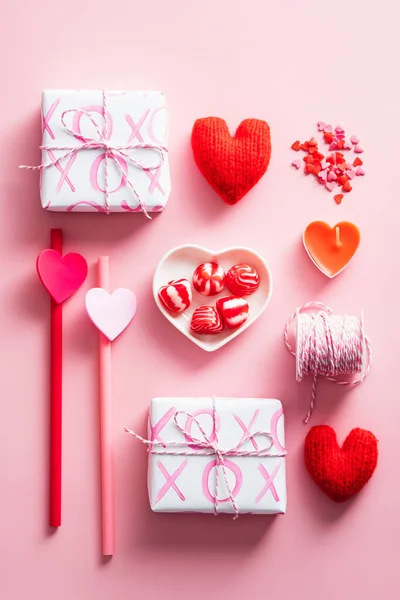 Conjunto Caixas Presente Corações Vermelhos Doces Mesa Rosa Vista Superior — Fotografia de Stock