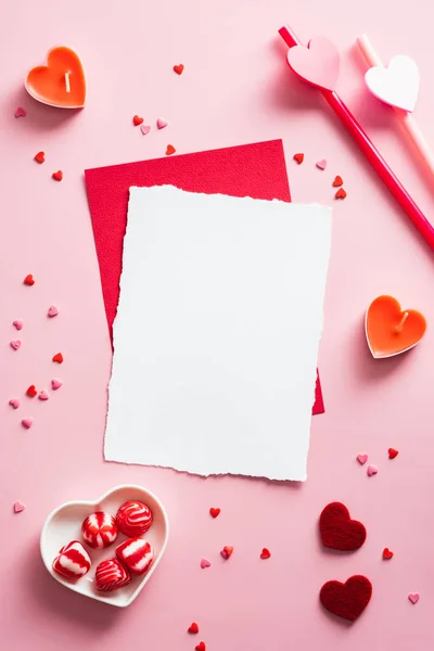 Visão Aérea Cartão Convite Branco Decoração Dia Dos Namorados Mesa — Fotografia de Stock