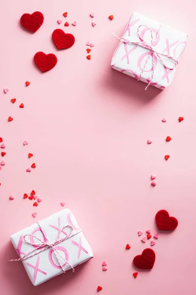 상자와 분홍색 테이블에 있습니다 발렌틴 데이의 평평하게 위에서 — 스톡 사진