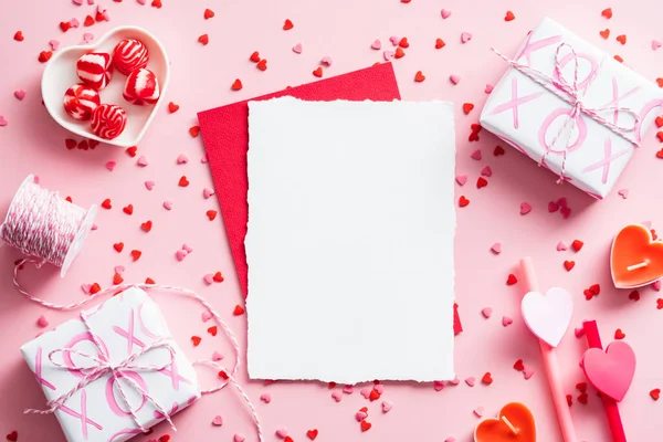 Concepto Carta Romántica Tarjeta Papel Blanco Maqueta Sobre Rojo Regalos — Foto de Stock