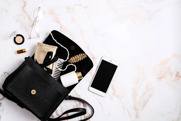 Elegante Bolso Mujer Con Accesorios Cosméticos Sobre Fondo Mármol Con —  Fotos de Stock