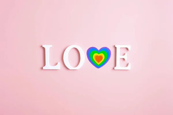 Wortliebe Und Regenbogenherz Statt Eines Buchstabens Auf Rosa Hintergrund Glückliches — Stockfoto