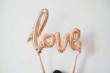 Kadın ellerinde folyo balonu. Sevgililer Günü, Anneler Günü, Doğum Günü.