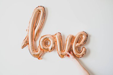 Folyo balonu tutan kadının eli. Aşk. Sevgililer Günü, Anneler Günü, Doğum Günü.