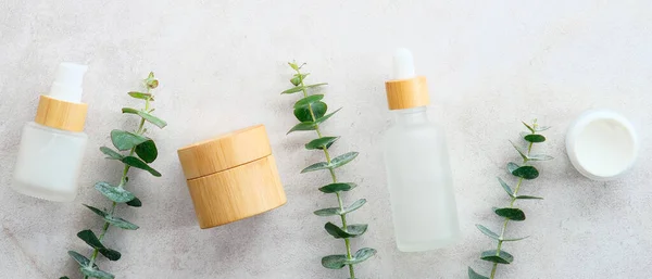 ユーカリの緑の葉を石のテーブルの上にハーブの天然化粧品製品 美容製品パッケージデザイン ブランディング — ストック写真