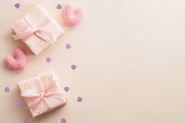 Sevgililer Günü kart tasarımın kutlu olsun. Bej arka planda sevgililer günü hediyeleri ve uçuklar. Düz konum, üst görünüm, kopyalama alanı.