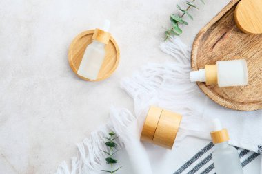 Yeşil okaliptüs yapraklı kozmetik kapları mermer masanın üzerinde. Doğal organik güzellik ürünleri..