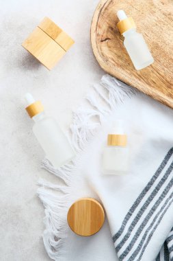 SPA banyosu mermer masaya doğal kozmetik seti. Organik güzellik ürünleri ambalaj tasarımı.