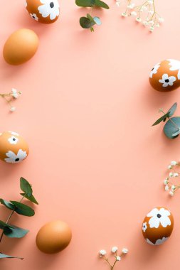 Mutlu Paskalya bayrağı tasarımı. Pastel pembe arka planda Paskalya yumurtası ve çiçekler. Asgari biçim.