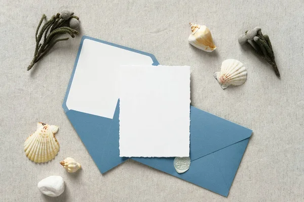 Carte Mariage Nautique Maquette Avec Enveloppes Bleues Fleurs Coquillage Sur — Photo