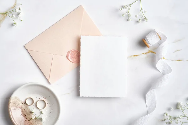 Vue De Dessus Des Cartes De Mariage Avec Enveloppe Et Anneaux