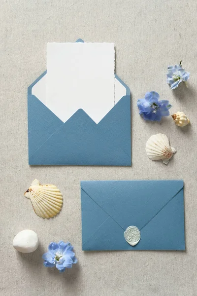 Ensemble Papeterie Mariage Enveloppes Bleues Avec Maquette Carte Invitation Coquillages — Photo
