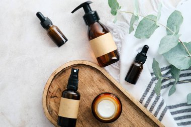 Okaliptüs dalları ve havlusu olan doğal organik SPA güzellik ürünleri. Düz yatış, üst görünüm.