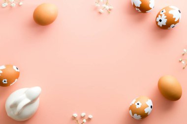 Paskalya yumurtaları, süslü çiçekler ve Paskalya tavşanı. Düz konum, üst görünüm, kopyalama alanı.