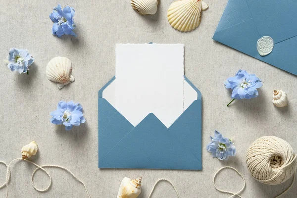 Enveloppe Bleue Avec Carte Invitation Mariage Maquette Intérieur Coquillages Fleurs — Photo