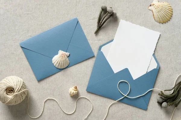 Ensemble Papeterie Mariage Enveloppes Bleues Maquettes Invitation Mariage Coquillages Vue — Photo