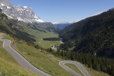 dolambaçlı yol İsviçre Alpleri'nde, İsviçre