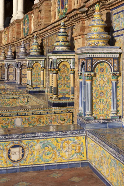 Bancs sur la Plaza de Espana à Séville, Espagne — Photo