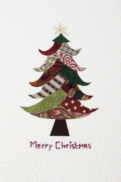 Κεντημένο ύφασμα χειροποίητο χριστουγεννιάτικο δέντρο με καλά Χριστούγεννα — Φωτογραφία Αρχείου