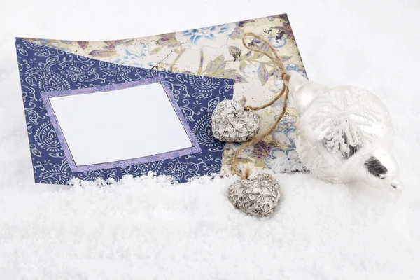 クリスマスと新年のコピーと、雪の中のグリーティング カード- — ストック写真