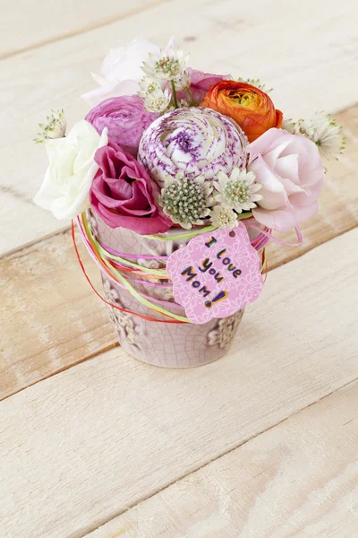 Vacker bukett i blomkruka och ett kort med texten "i love — Stockfoto