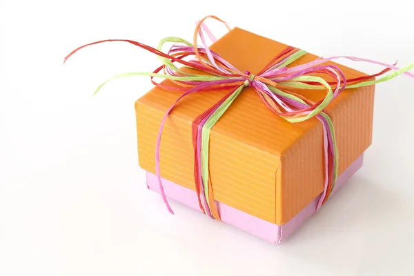 Прекрасний помаранчевий і рожевий подарунок (подарункова коробка ) — стокове фото