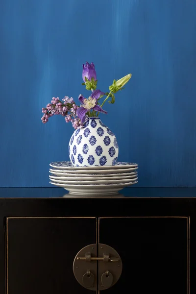 Bodegón con un gabinete chino y flores en un florero Imagen De Stock