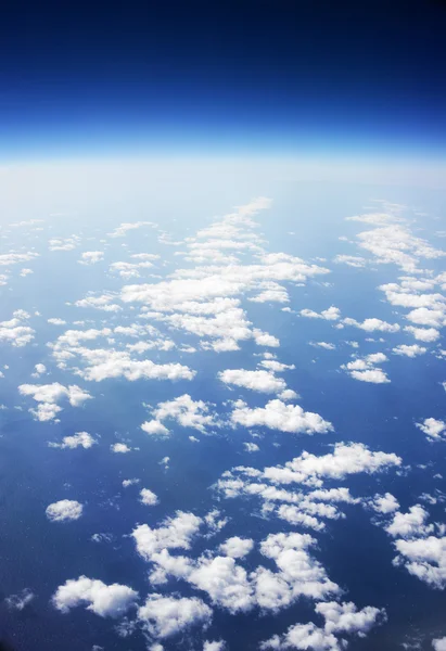 Cloudscape. Céu azul e nuvem branca. Mar e litoral — Fotografia de Stock