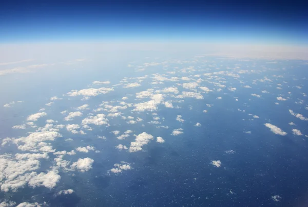 Cloudscape. Blue sky and white cloud. Sea and coastline — Stock Photo, Image