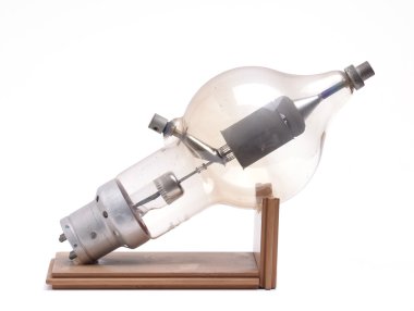 Elektronik cam tüp üzerinde beyaz izole