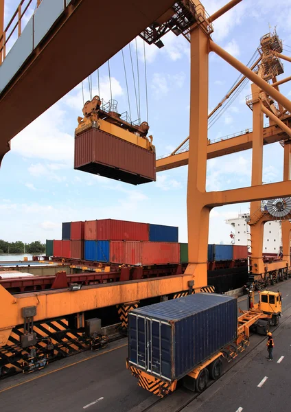 Werking van de container in de haven — Stockfoto