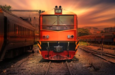 tren turuncu günbatımı geçirerek