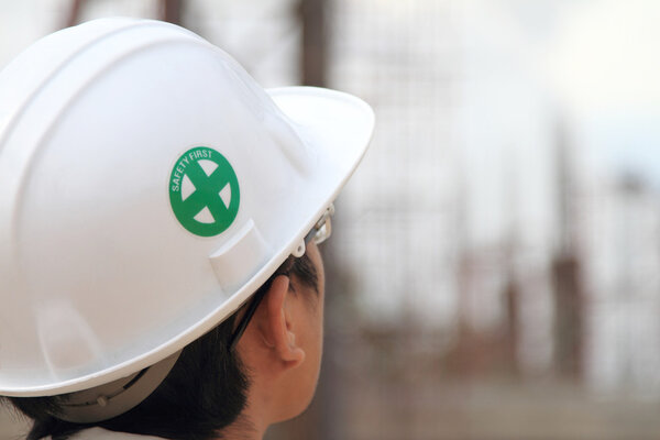 Рабочий и размытая конструкция в фоновом режиме с пространством для текста
