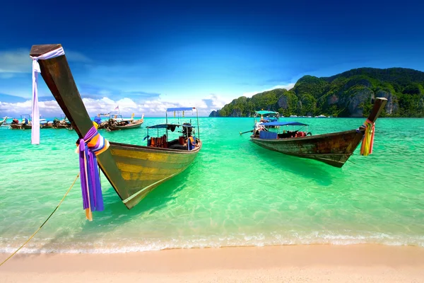 Praia tropical, barcos tradicionais de cauda longa, Mar de Andaman, Tailândia — Fotografia de Stock