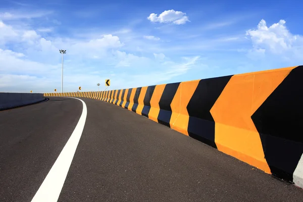 Segnaletica stradale curva con cielo blu — Foto Stock