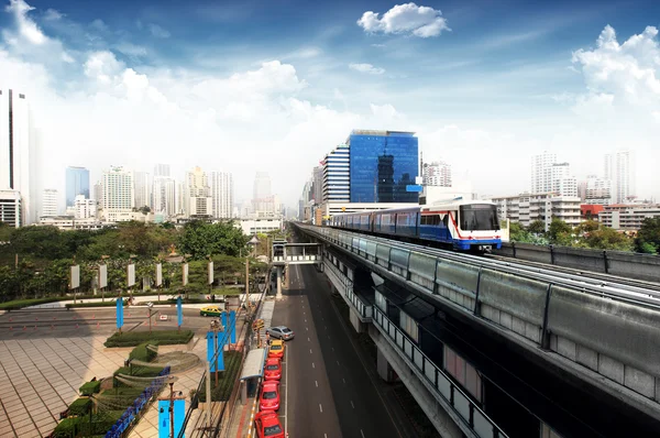Sky train i bangkok — Stockfoto