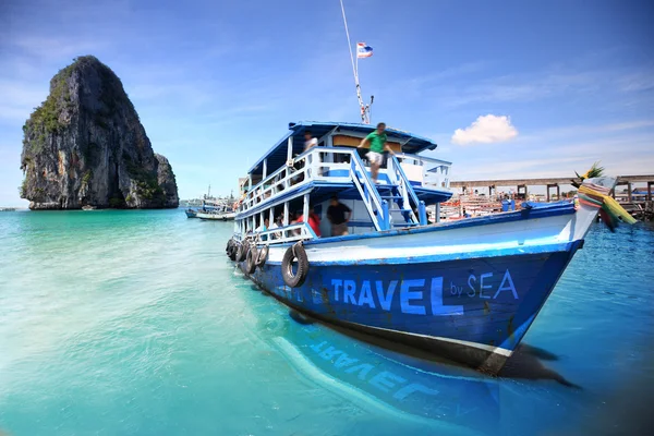 Praia tropical, barcos tradicionais de cauda longa, Mar de Andaman, Tailândia — Fotografia de Stock