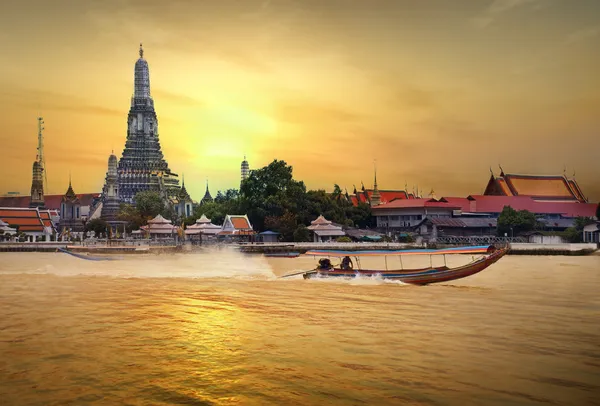 Wat arun ao pôr-do-sol — Fotografia de Stock