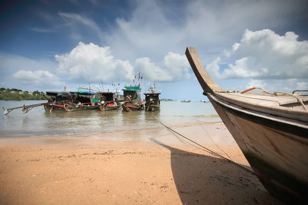 Playa tropical, tradicionales botes de cola larga, Mar de Andamán, Tailandia — Foto de Stock