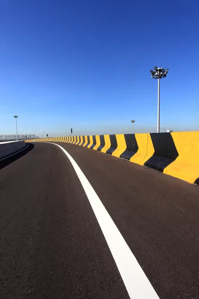 Curva sinal de estrada com céu azul — Fotografia de Stock